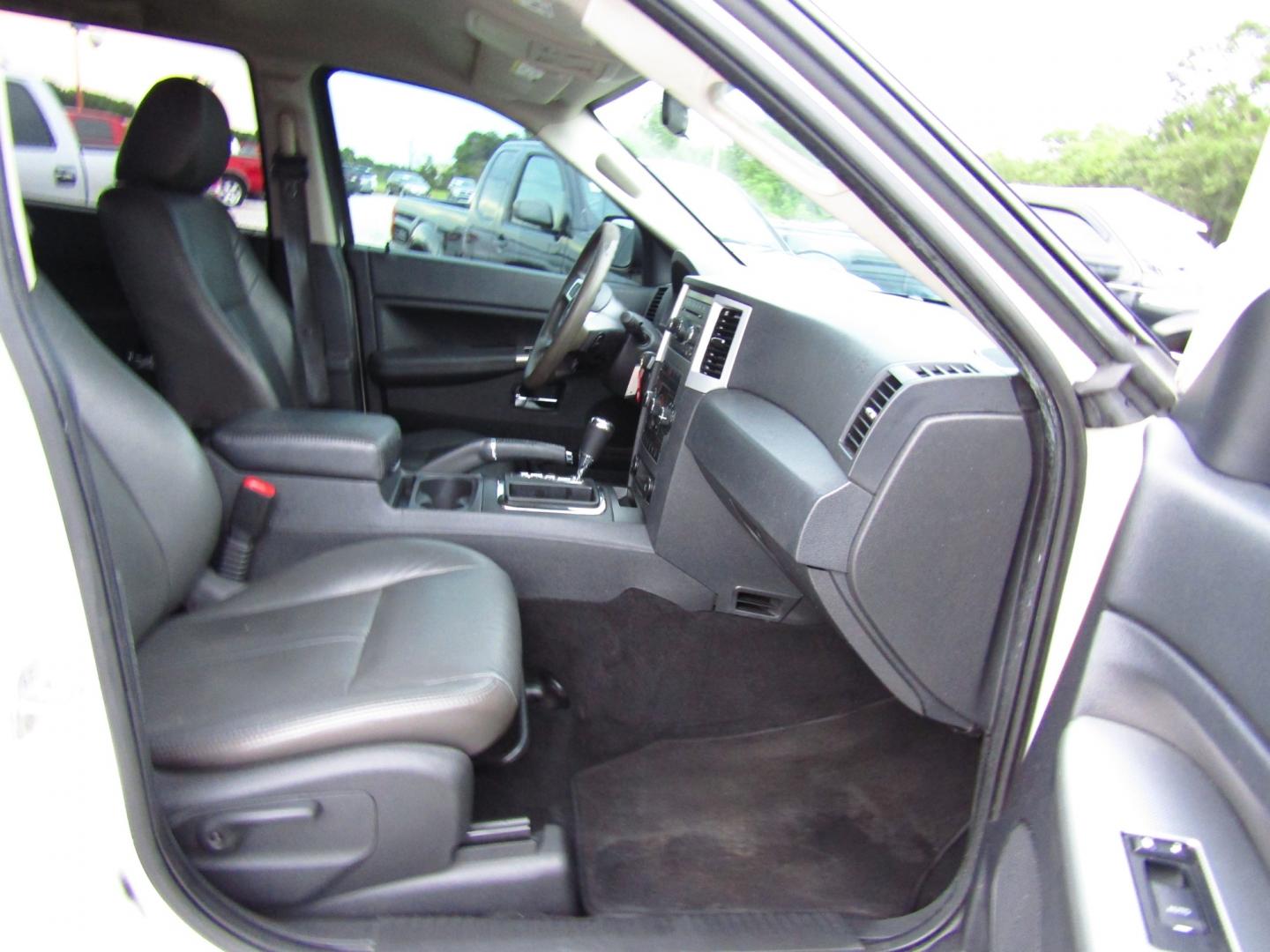 2010 WHITE /Black Jeep Grand Cherokee Laredo 2WD (1J4PS4GK9AC) with an 3.7L V6 SOHC 12V engine, Automatic transmission, located at 15016 S Hwy 231, Midland City, AL, 36350, (334) 983-3001, 31.306210, -85.495277 - Photo#10