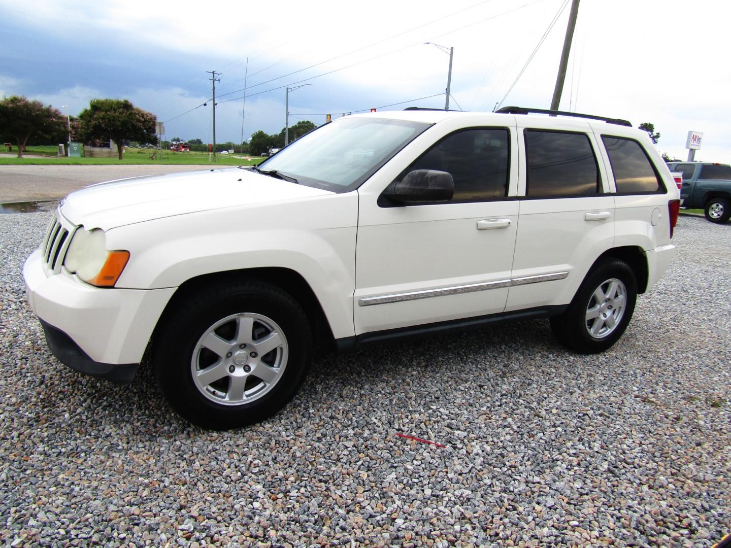 2010 WHITE /Black Jeep Grand Cherokee Laredo 2WD (1J4PS4GK9AC) with an 3.7L V6 SOHC 12V engine, Automatic transmission, located at 15016 S Hwy 231, Midland City, AL, 36350, (334) 983-3001, 31.306210, -85.495277 - Photo#2