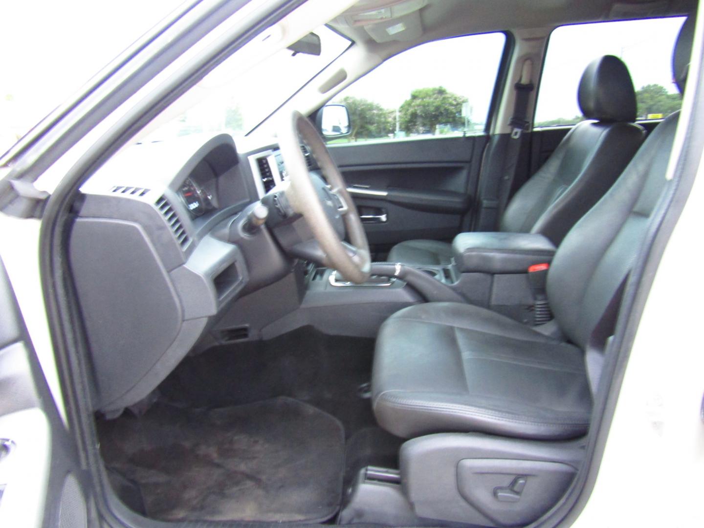 2010 WHITE /Black Jeep Grand Cherokee Laredo 2WD (1J4PS4GK9AC) with an 3.7L V6 SOHC 12V engine, Automatic transmission, located at 15016 S Hwy 231, Midland City, AL, 36350, (334) 983-3001, 31.306210, -85.495277 - Photo#3