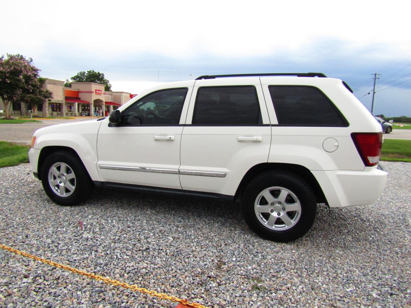 2010 WHITE /Black Jeep Grand Cherokee Laredo 2WD (1J4PS4GK9AC) with an 3.7L V6 SOHC 12V engine, Automatic transmission, located at 15016 S Hwy 231, Midland City, AL, 36350, (334) 983-3001, 31.306210, -85.495277 - Photo#5