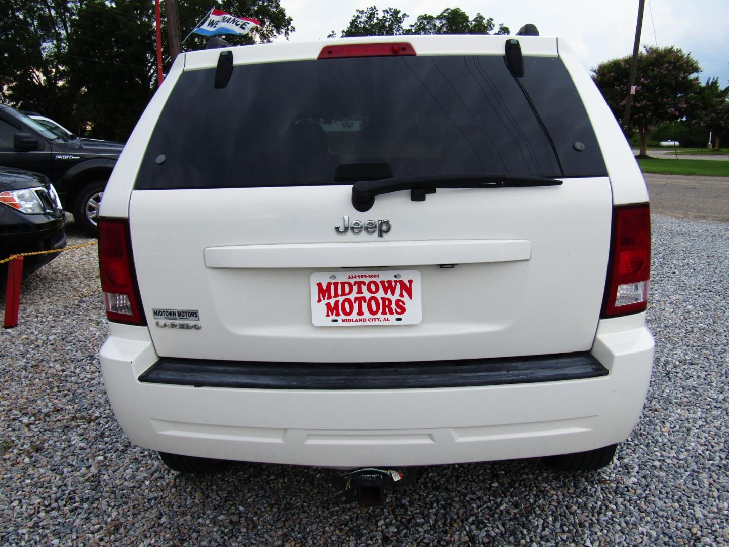 2010 WHITE /Black Jeep Grand Cherokee Laredo 2WD (1J4PS4GK9AC) with an 3.7L V6 SOHC 12V engine, Automatic transmission, located at 15016 S Hwy 231, Midland City, AL, 36350, (334) 983-3001, 31.306210, -85.495277 - Photo#6