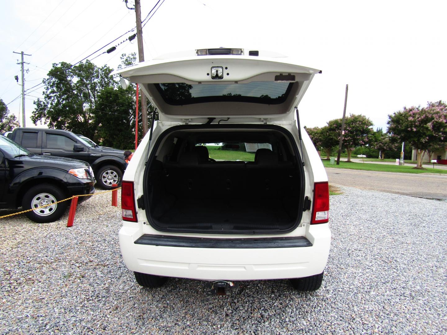 2010 WHITE /Black Jeep Grand Cherokee Laredo 2WD (1J4PS4GK9AC) with an 3.7L V6 SOHC 12V engine, Automatic transmission, located at 15016 S Hwy 231, Midland City, AL, 36350, (334) 983-3001, 31.306210, -85.495277 - Photo#7