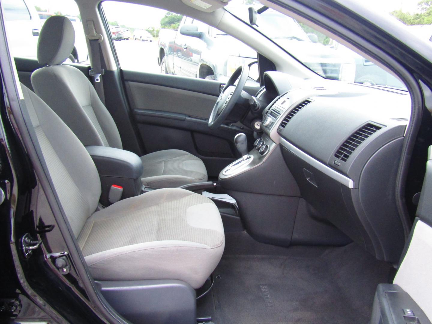 2012 Black /Gray Nissan Sentra 2.0 (3N1AB6AP6CL) with an 2.0L L4 DOHC 16V engine, Automatic transmission, located at 15016 S Hwy 231, Midland City, AL, 36350, (334) 983-3001, 31.306210, -85.495277 - Photo#9