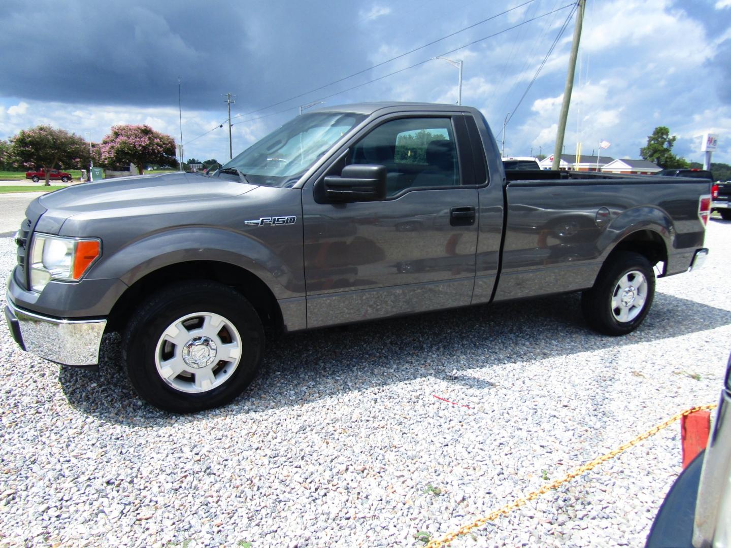 2013 Gray /Gray Ford F-150 XLT 8-ft. Bed 2WD (1FTMF1CMXDK) with an 3.7L V6 DOHC 24V engine, Automatic transmission, located at 15016 S Hwy 231, Midland City, AL, 36350, (334) 983-3001, 31.306210, -85.495277 - Photo#2