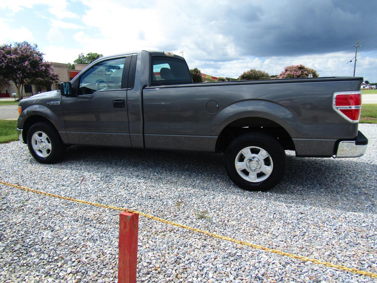 2013 Gray /Gray Ford F-150 XLT 8-ft. Bed 2WD (1FTMF1CMXDK) with an 3.7L V6 DOHC 24V engine, Automatic transmission, located at 15016 S Hwy 231, Midland City, AL, 36350, (334) 983-3001, 31.306210, -85.495277 - Photo#4