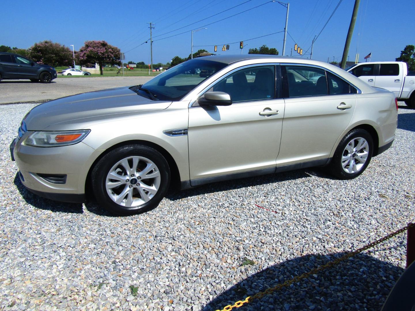 2011 Gold /Tan Ford Taurus SEL FWD (1FAHP2EW4BG) with an 3.5L V6 DOHC 24V engine, Automatic transmission, located at 15016 S Hwy 231, Midland City, AL, 36350, (334) 983-3001, 31.306210, -85.495277 - Photo#2