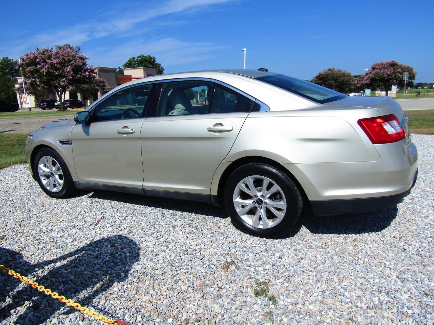 2011 Gold /Tan Ford Taurus SEL FWD (1FAHP2EW4BG) with an 3.5L V6 DOHC 24V engine, Automatic transmission, located at 15016 S Hwy 231, Midland City, AL, 36350, (334) 983-3001, 31.306210, -85.495277 - Photo#5