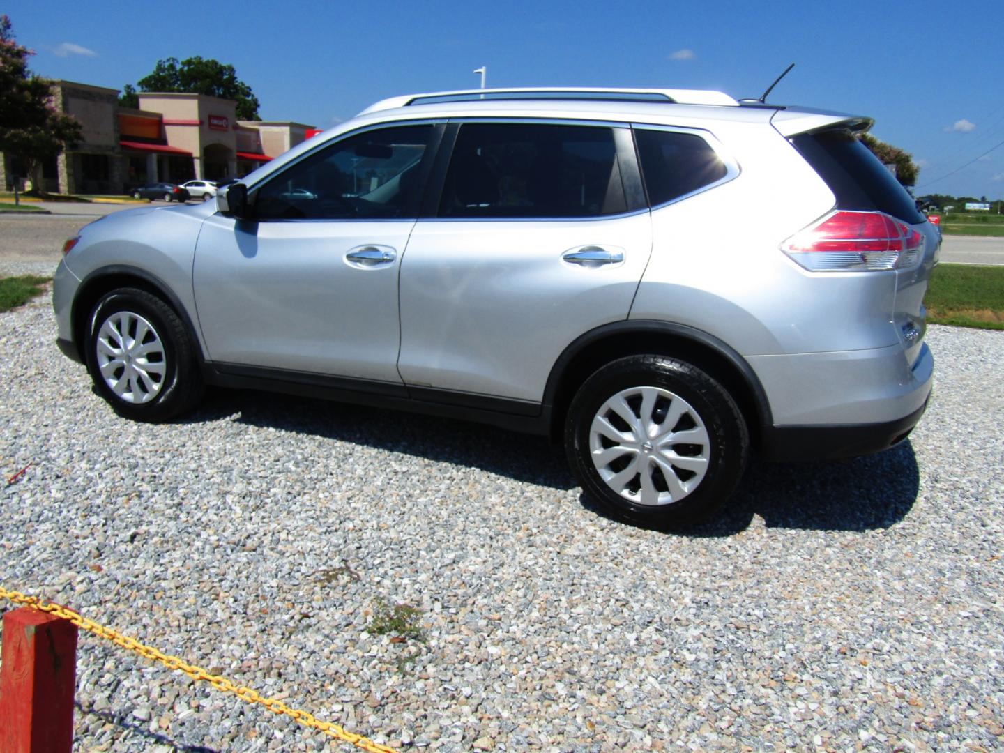 2016 Silver Nissan Rogue S 2WD (JN8AT2MT4GW) with an 2.5L L4 DOHC 16V engine, Automatic transmission, located at 15016 S Hwy 231, Midland City, AL, 36350, (334) 983-3001, 31.306210, -85.495277 - Photo#5