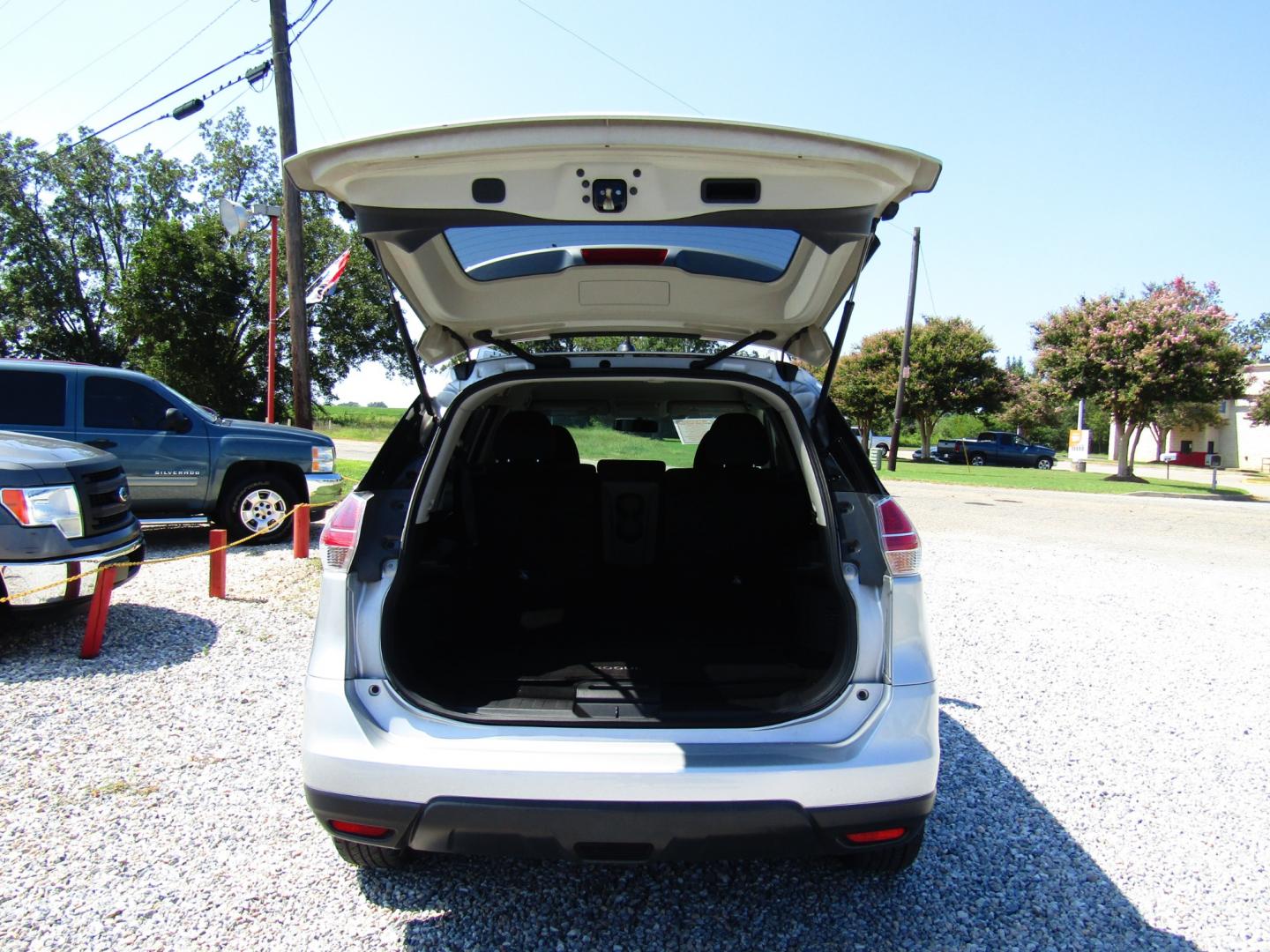 2016 Silver Nissan Rogue S 2WD (JN8AT2MT4GW) with an 2.5L L4 DOHC 16V engine, Automatic transmission, located at 15016 S Hwy 231, Midland City, AL, 36350, (334) 983-3001, 31.306210, -85.495277 - Photo#7