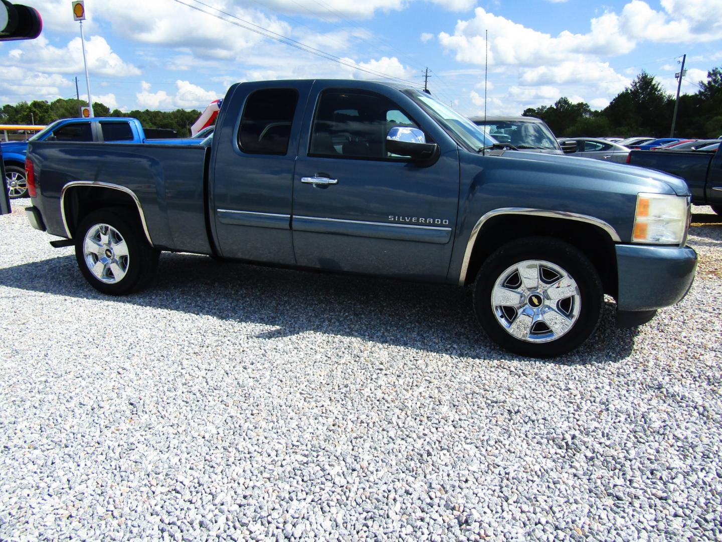 2010 Blue /Gray Chevrolet Silverado 1500 LT1 Extended Cab 2WD (1GCSCSE04AZ) with an 5.3L V8 OHV 16V FFV engine, Automatic transmission, located at 15016 S Hwy 231, Midland City, AL, 36350, (334) 983-3001, 31.306210, -85.495277 - Photo#0