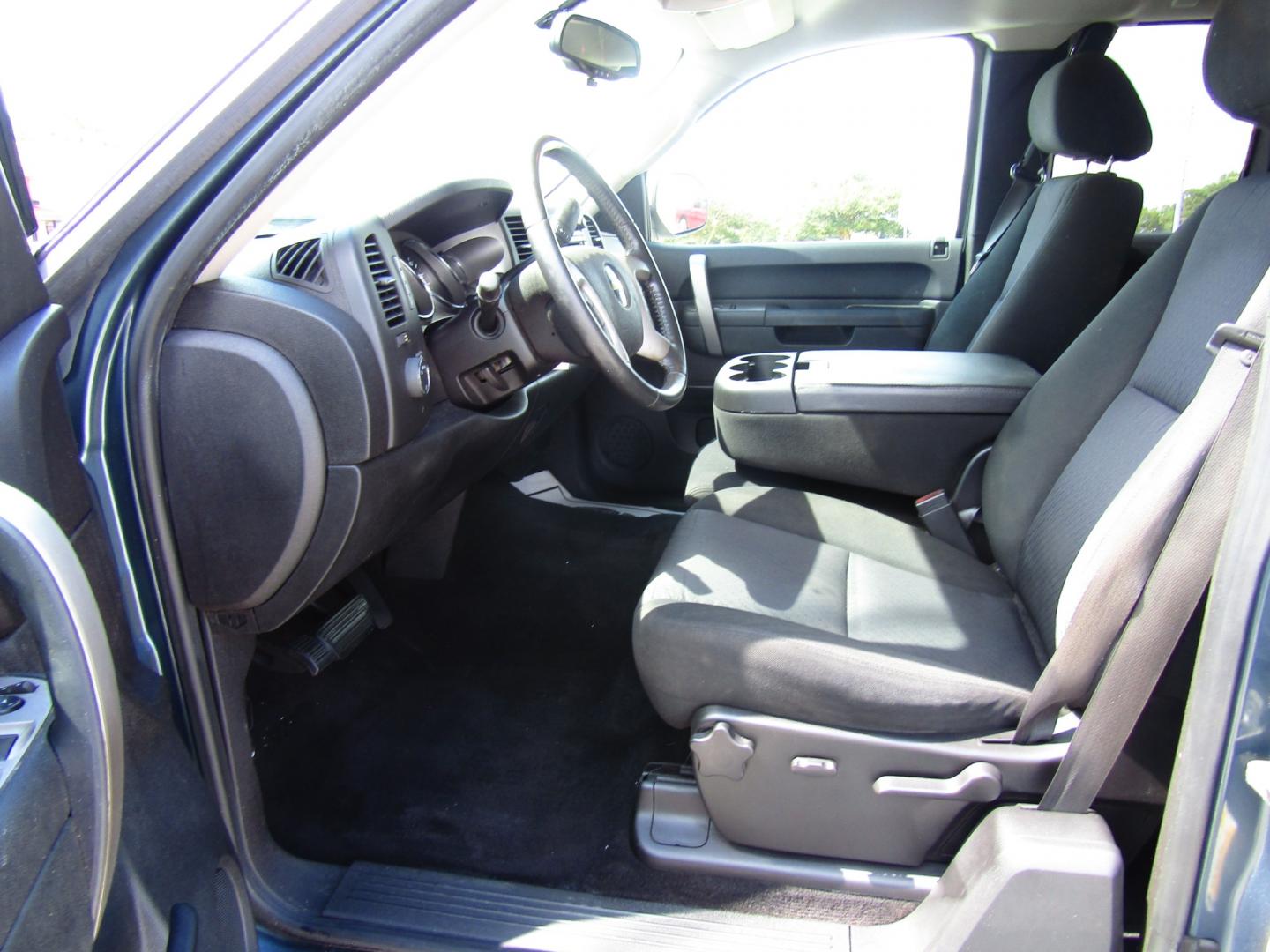 2010 Blue /Gray Chevrolet Silverado 1500 LT1 Extended Cab 2WD (1GCSCSE04AZ) with an 5.3L V8 OHV 16V FFV engine, Automatic transmission, located at 15016 S Hwy 231, Midland City, AL, 36350, (334) 983-3001, 31.306210, -85.495277 - Photo#3