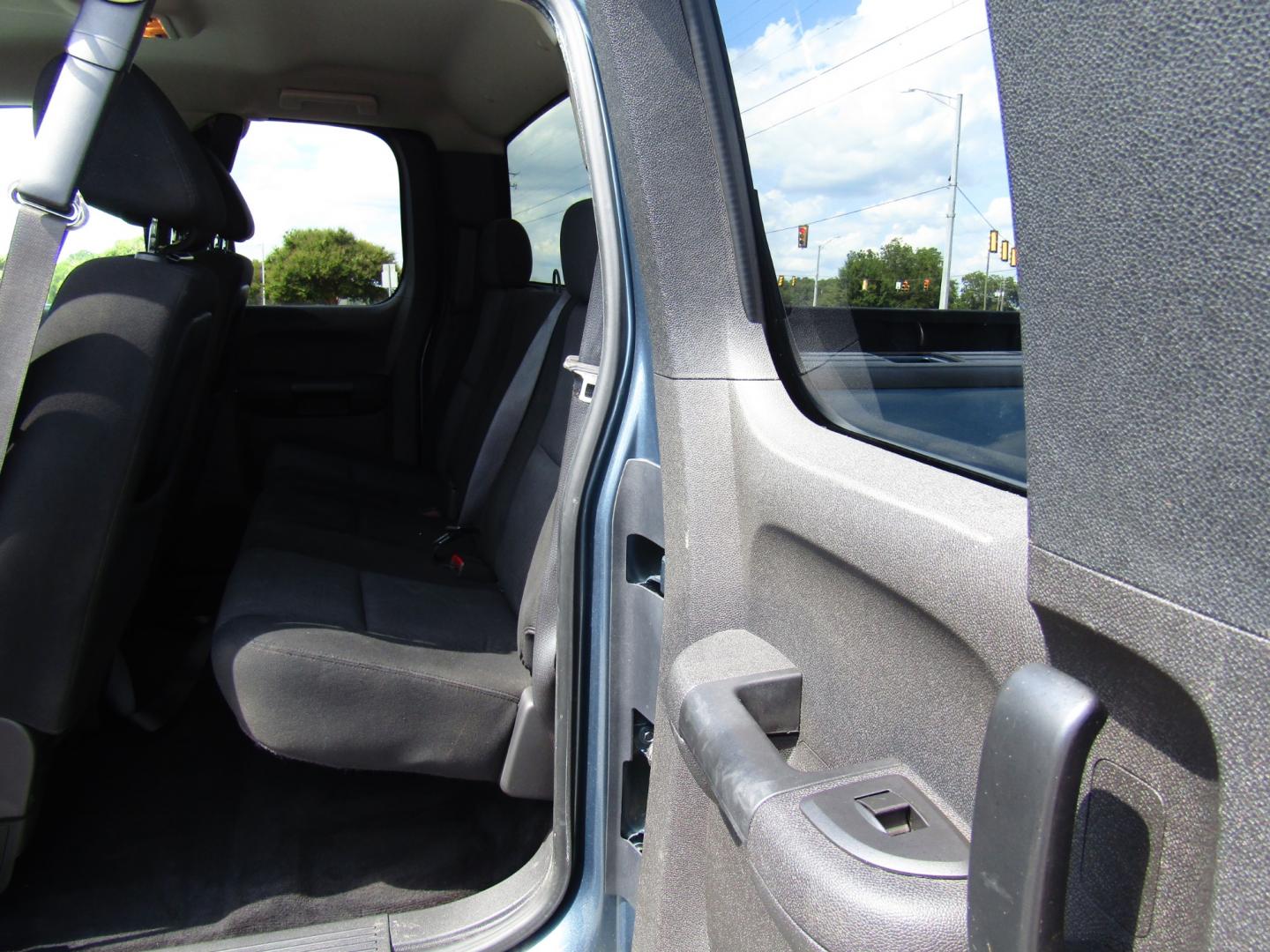 2010 Blue /Gray Chevrolet Silverado 1500 LT1 Extended Cab 2WD (1GCSCSE04AZ) with an 5.3L V8 OHV 16V FFV engine, Automatic transmission, located at 15016 S Hwy 231, Midland City, AL, 36350, (334) 983-3001, 31.306210, -85.495277 - Photo#4