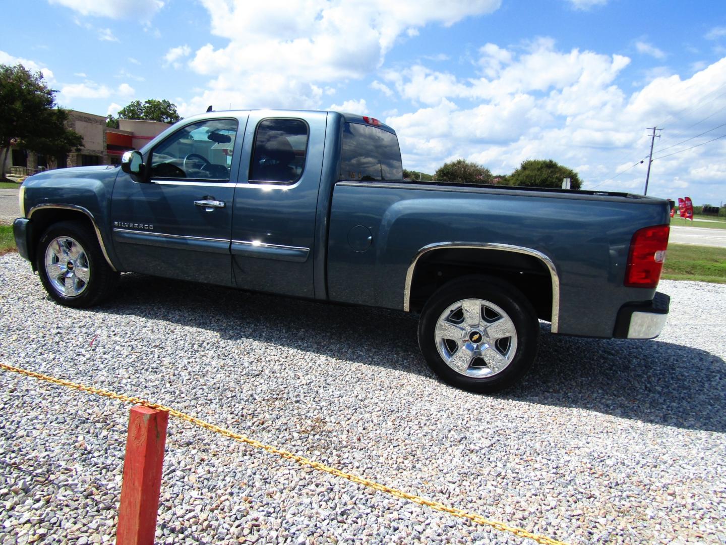 2010 Blue /Gray Chevrolet Silverado 1500 LT1 Extended Cab 2WD (1GCSCSE04AZ) with an 5.3L V8 OHV 16V FFV engine, Automatic transmission, located at 15016 S Hwy 231, Midland City, AL, 36350, (334) 983-3001, 31.306210, -85.495277 - Photo#5