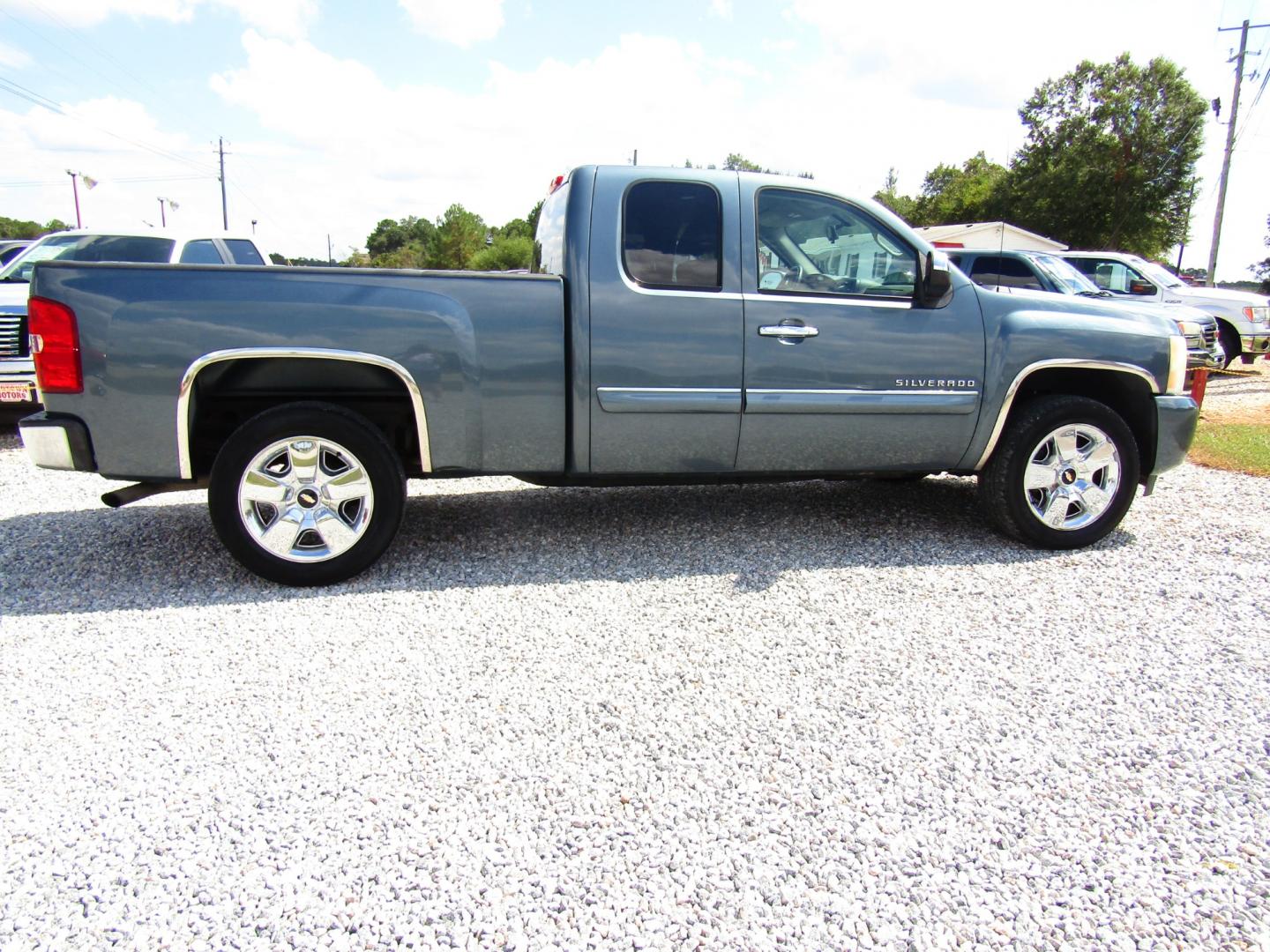 2010 Blue /Gray Chevrolet Silverado 1500 LT1 Extended Cab 2WD (1GCSCSE04AZ) with an 5.3L V8 OHV 16V FFV engine, Automatic transmission, located at 15016 S Hwy 231, Midland City, AL, 36350, (334) 983-3001, 31.306210, -85.495277 - Photo#7