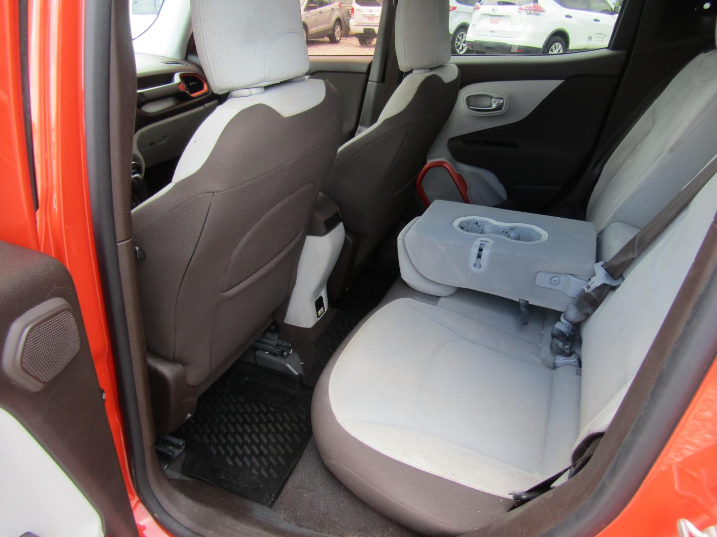 2015 Orange Jeep Renegade Latitude FWD (ZACCJABT8FP) with an 2.4L L4 engine, Automatic transmission, located at 15016 S Hwy 231, Midland City, AL, 36350, (334) 983-3001, 31.306210, -85.495277 - Photo#4