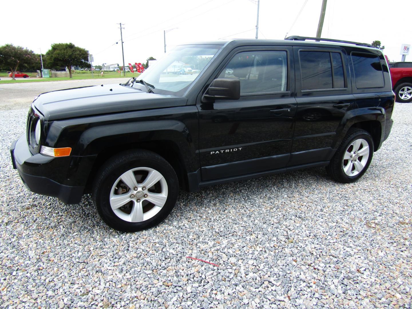 2013 DK GREEN /Gray Jeep Patriot Latitude 2WD (1C4NJPFBXDD) with an 2.4L L4 DOHC 16V engine, Automatic transmission, located at 15016 S Hwy 231, Midland City, AL, 36350, (334) 983-3001, 31.306210, -85.495277 - Photo#2