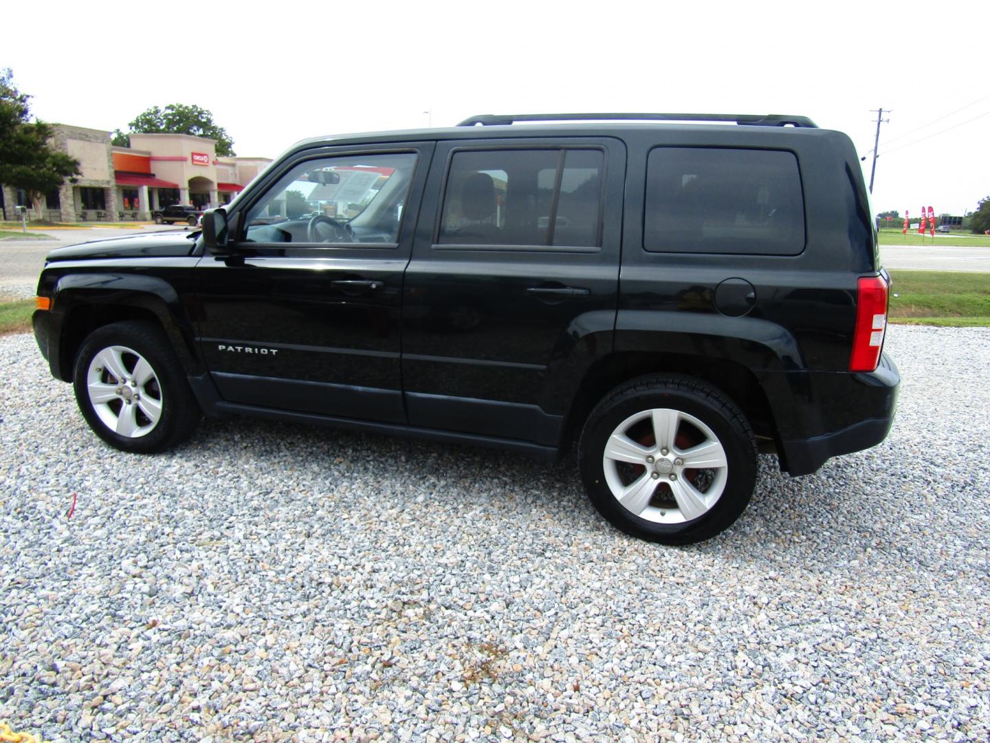 2013 DK GREEN /Gray Jeep Patriot Latitude 2WD (1C4NJPFBXDD) with an 2.4L L4 DOHC 16V engine, Automatic transmission, located at 15016 S Hwy 231, Midland City, AL, 36350, (334) 983-3001, 31.306210, -85.495277 - Photo#5