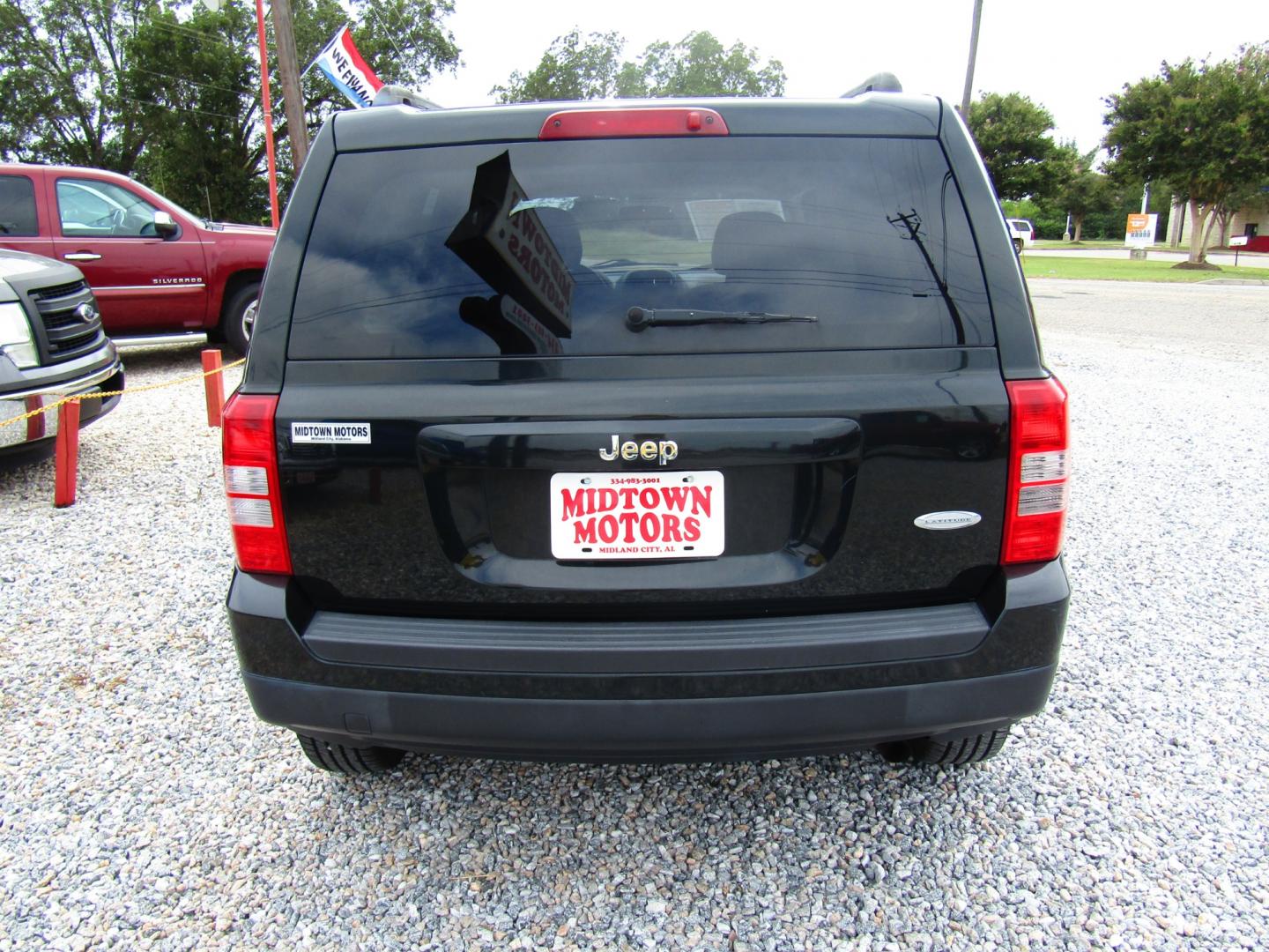 2013 DK GREEN /Gray Jeep Patriot Latitude 2WD (1C4NJPFBXDD) with an 2.4L L4 DOHC 16V engine, Automatic transmission, located at 15016 S Hwy 231, Midland City, AL, 36350, (334) 983-3001, 31.306210, -85.495277 - Photo#6