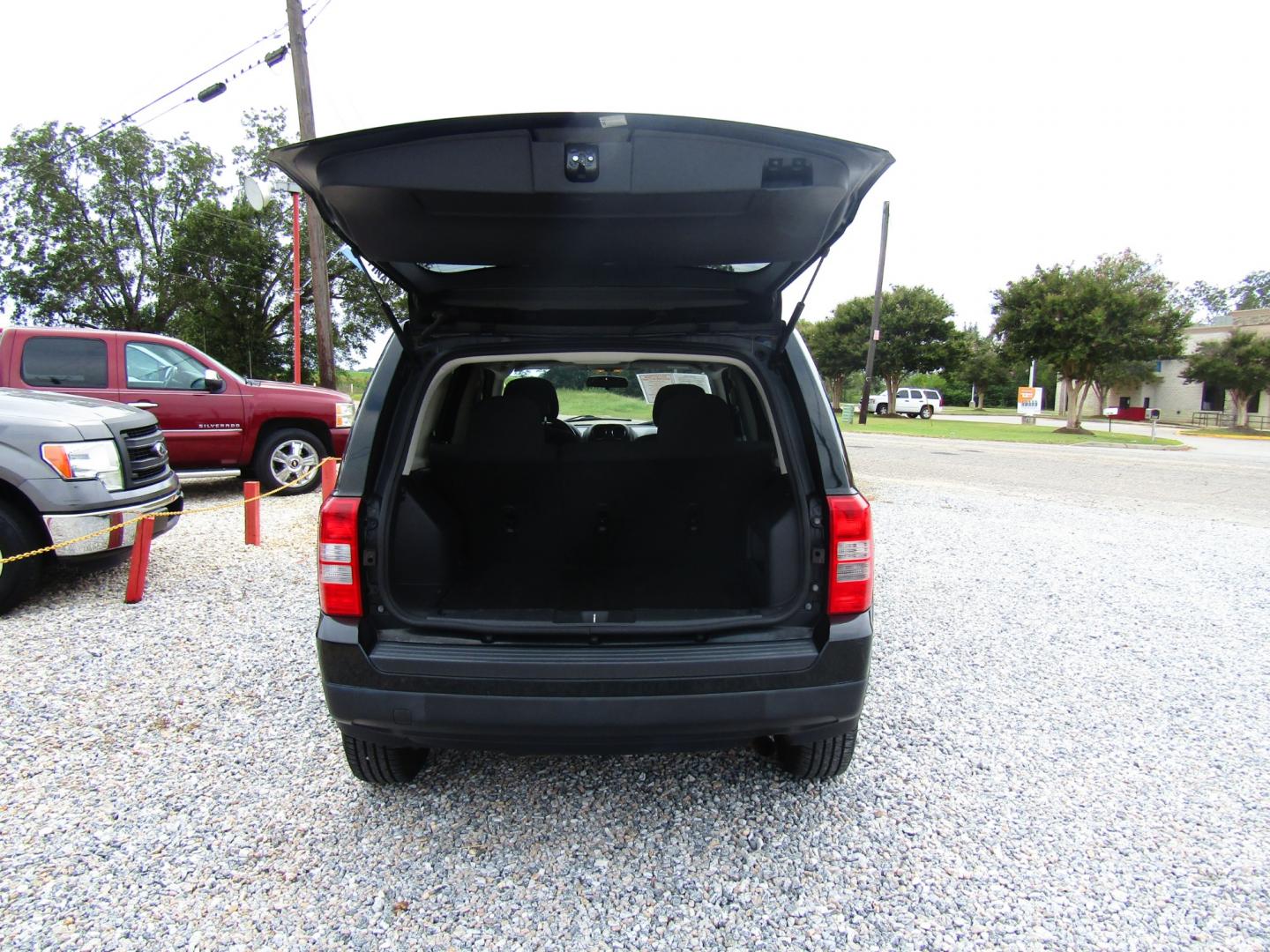 2013 DK GREEN /Gray Jeep Patriot Latitude 2WD (1C4NJPFBXDD) with an 2.4L L4 DOHC 16V engine, Automatic transmission, located at 15016 S Hwy 231, Midland City, AL, 36350, (334) 983-3001, 31.306210, -85.495277 - Photo#7