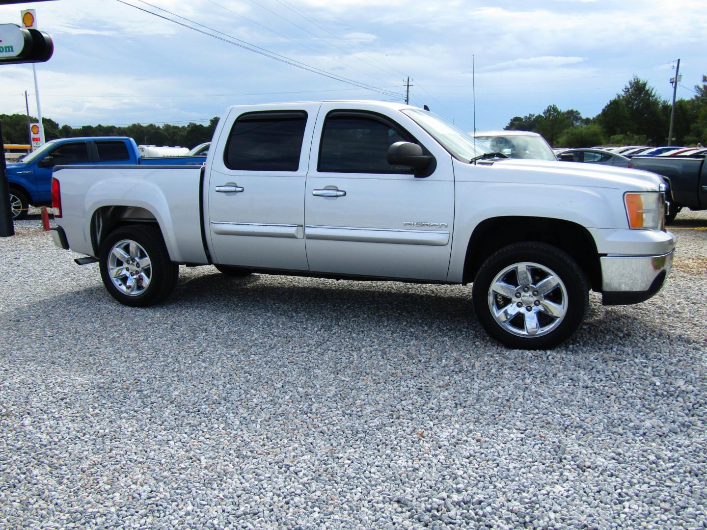 2013 Silver /Black GMC Sierra 1500 SLE Crew Cab 2WD (3GTP1VE03DG) with an 5.3L V8 OHV 16V FFV engine, Automatic transmission, located at 15016 S Hwy 231, Midland City, AL, 36350, (334) 983-3001, 31.306210, -85.495277 - Photo#0