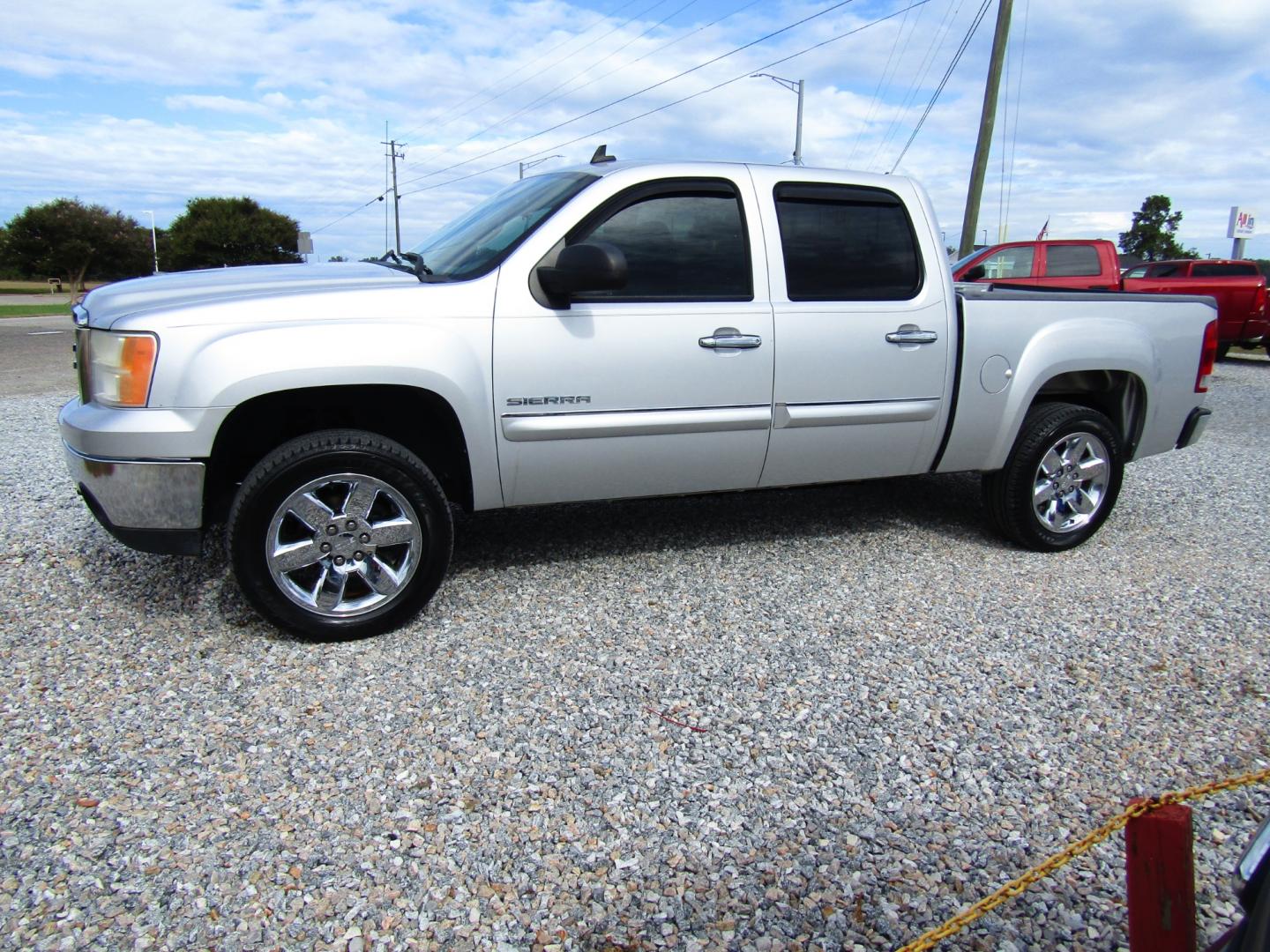 2013 Silver /Black GMC Sierra 1500 SLE Crew Cab 2WD (3GTP1VE03DG) with an 5.3L V8 OHV 16V FFV engine, Automatic transmission, located at 15016 S Hwy 231, Midland City, AL, 36350, (334) 983-3001, 31.306210, -85.495277 - Photo#2