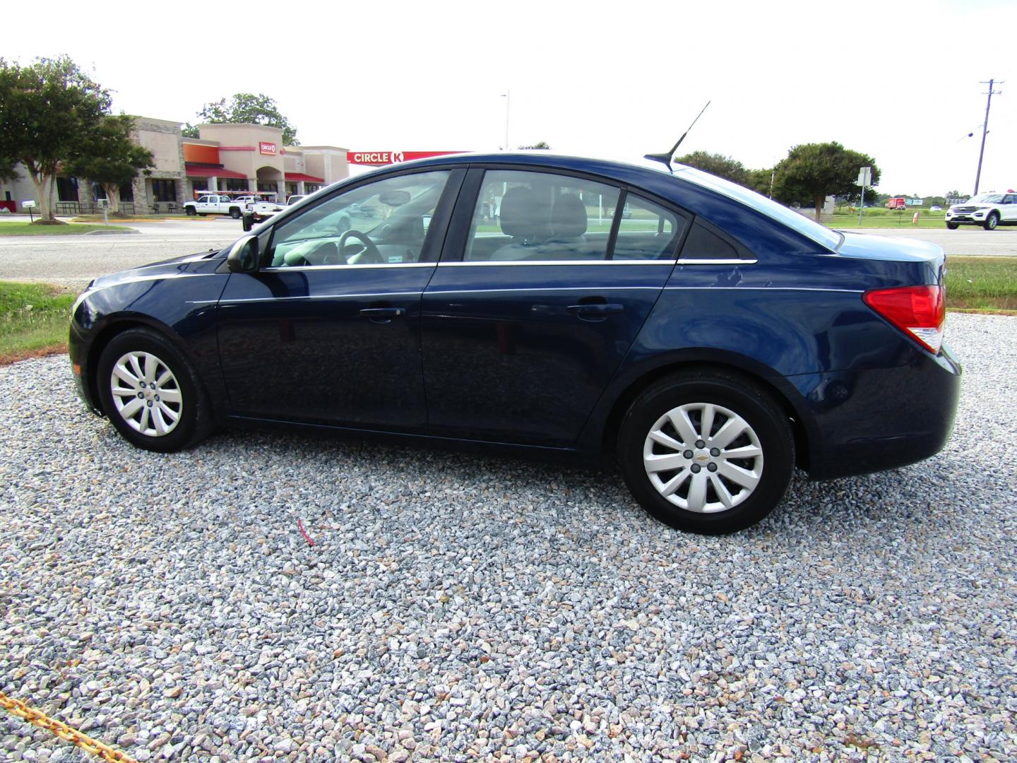 2011 Blue /Gray Chevrolet Cruze 2LS (1G1PC5SH1B7) with an 1.8L L4 DOHC 16V FFV engine, Automatic transmission, located at 15016 S Hwy 231, Midland City, AL, 36350, (334) 983-3001, 31.306210, -85.495277 - Photo#5