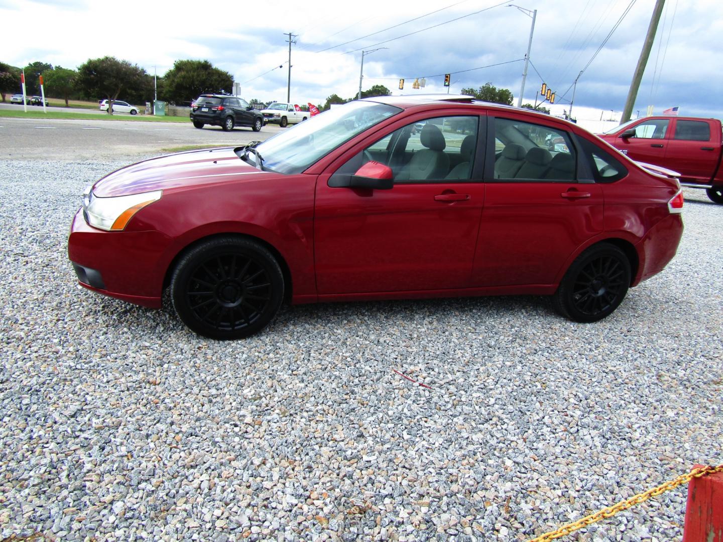 2009 Red /Gray Ford Focus SES Sedan (1FAHP36N59W) with an 2.0L L4 DOHC 16V engine, Automatic transmission, located at 15016 S Hwy 231, Midland City, AL, 36350, (334) 983-3001, 31.306210, -85.495277 - Photo#2