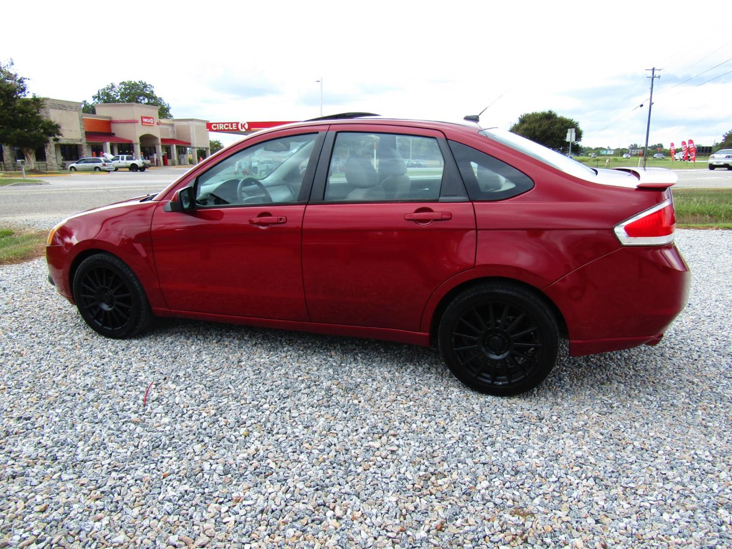 2009 Red /Gray Ford Focus SES Sedan (1FAHP36N59W) with an 2.0L L4 DOHC 16V engine, Automatic transmission, located at 15016 S Hwy 231, Midland City, AL, 36350, (334) 983-3001, 31.306210, -85.495277 - Photo#5