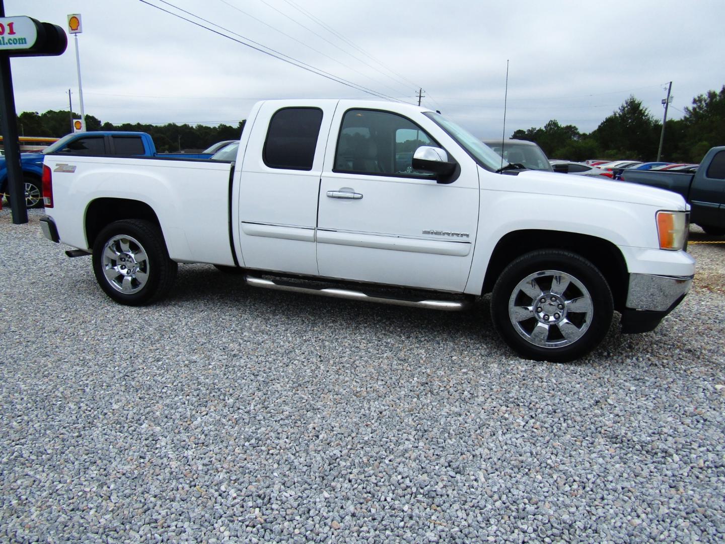 2011 WHITE /Tan GMC Sierra 1500 SLE Ext. Cab 2WD (1GTR1VE09BZ) with an 5.3L V8 OHV 16V FFV engine, Automatic transmission, located at 15016 S Hwy 231, Midland City, AL, 36350, (334) 983-3001, 31.306210, -85.495277 - Photo#0