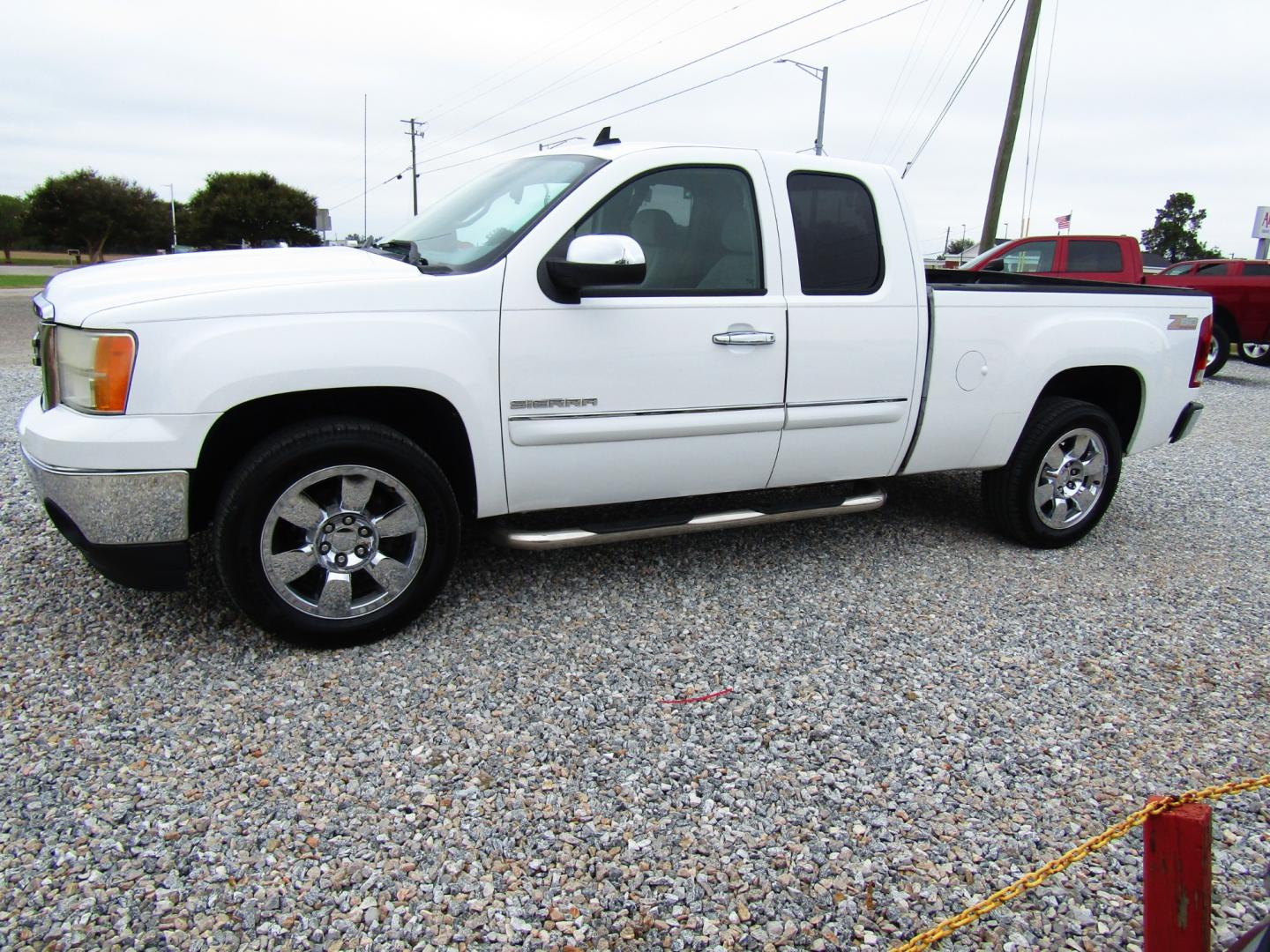 2011 WHITE /Tan GMC Sierra 1500 SLE Ext. Cab 2WD (1GTR1VE09BZ) with an 5.3L V8 OHV 16V FFV engine, Automatic transmission, located at 15016 S Hwy 231, Midland City, AL, 36350, (334) 983-3001, 31.306210, -85.495277 - Photo#2