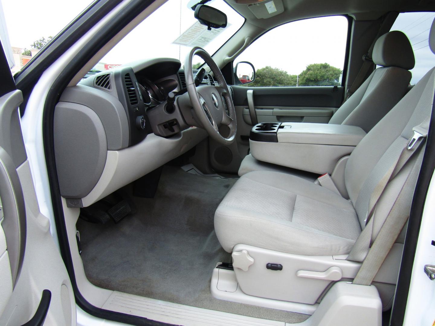 2011 WHITE /Tan GMC Sierra 1500 SLE Ext. Cab 2WD (1GTR1VE09BZ) with an 5.3L V8 OHV 16V FFV engine, Automatic transmission, located at 15016 S Hwy 231, Midland City, AL, 36350, (334) 983-3001, 31.306210, -85.495277 - Photo#3