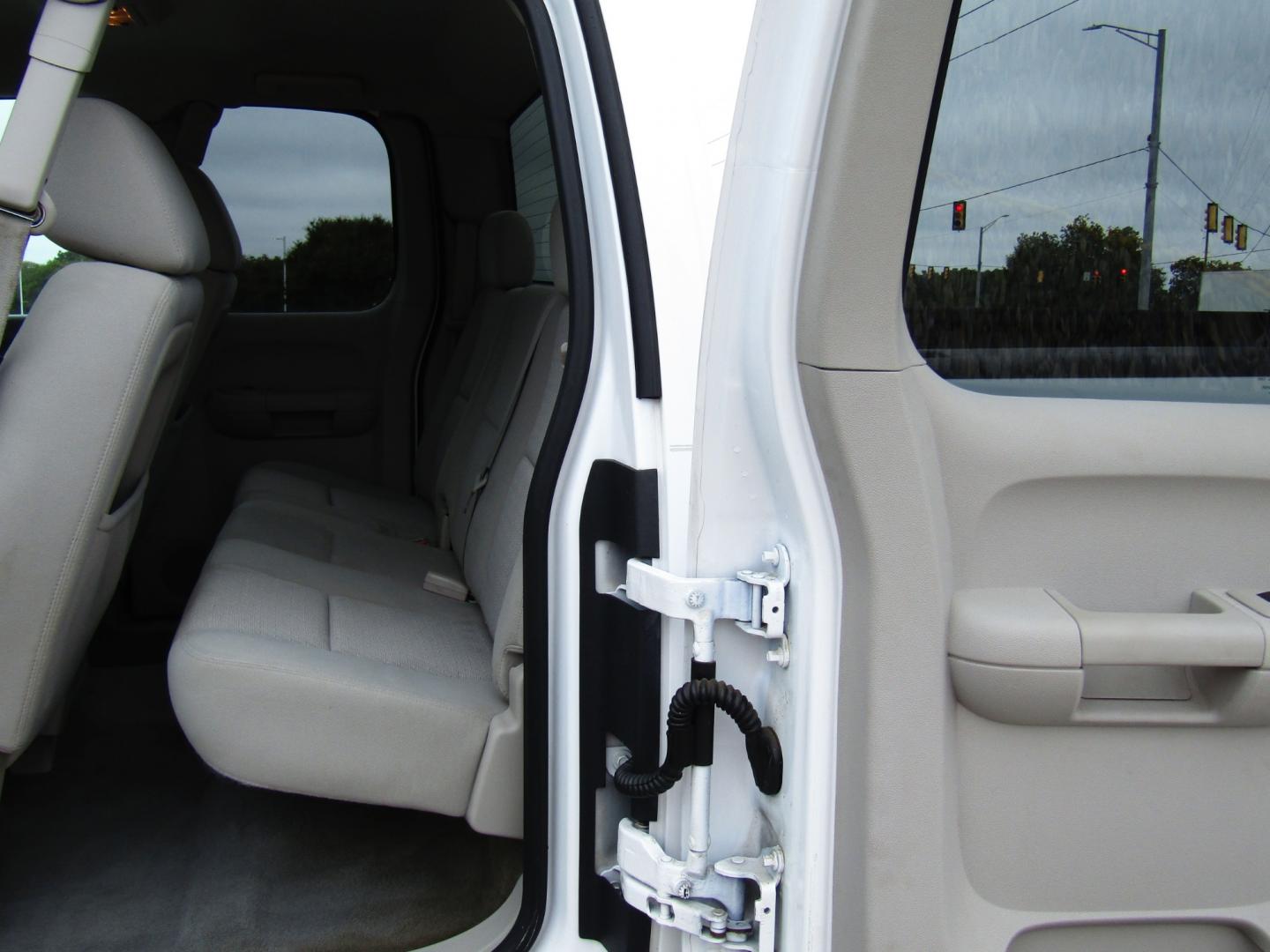 2011 WHITE /Tan GMC Sierra 1500 SLE Ext. Cab 2WD (1GTR1VE09BZ) with an 5.3L V8 OHV 16V FFV engine, Automatic transmission, located at 15016 S Hwy 231, Midland City, AL, 36350, (334) 983-3001, 31.306210, -85.495277 - Photo#4