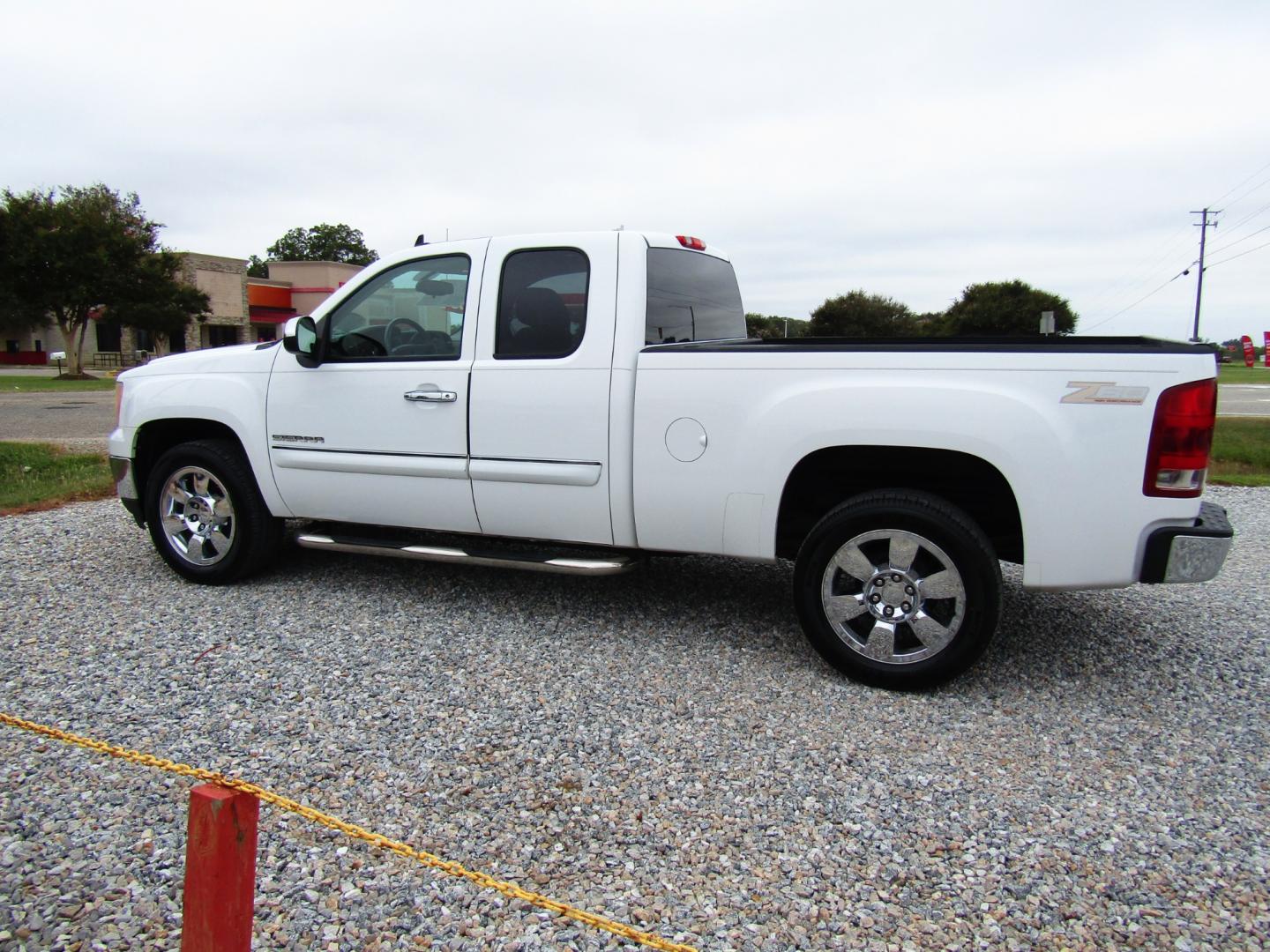 2011 WHITE /Tan GMC Sierra 1500 SLE Ext. Cab 2WD (1GTR1VE09BZ) with an 5.3L V8 OHV 16V FFV engine, Automatic transmission, located at 15016 S Hwy 231, Midland City, AL, 36350, (334) 983-3001, 31.306210, -85.495277 - Photo#5