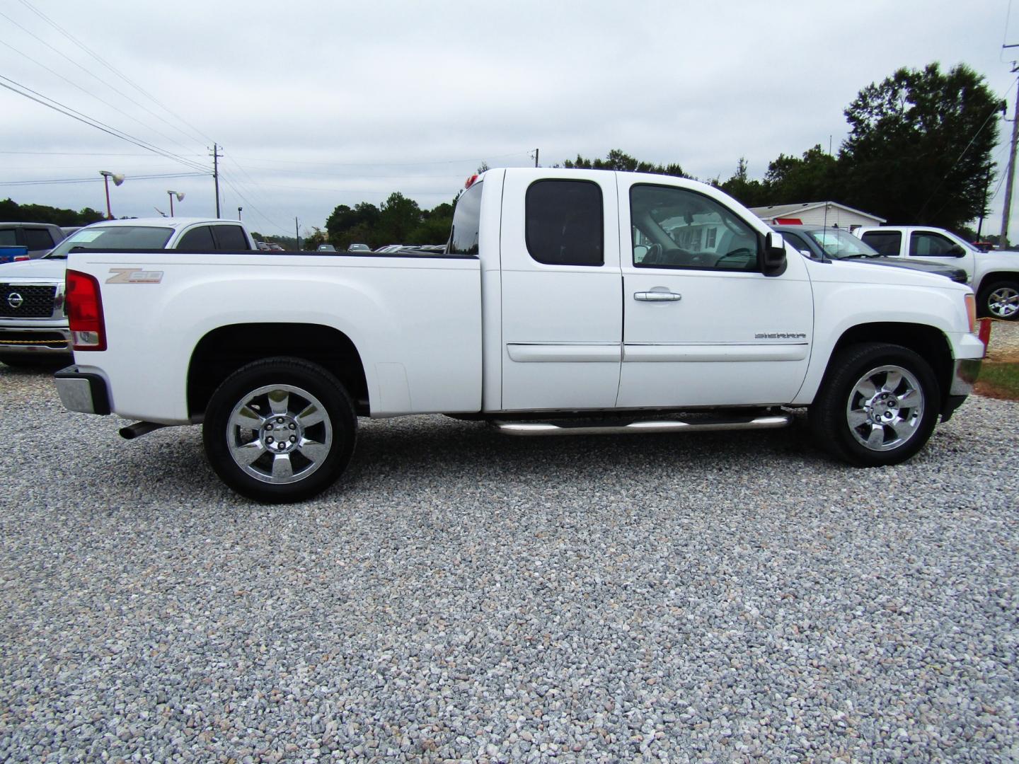 2011 WHITE /Tan GMC Sierra 1500 SLE Ext. Cab 2WD (1GTR1VE09BZ) with an 5.3L V8 OHV 16V FFV engine, Automatic transmission, located at 15016 S Hwy 231, Midland City, AL, 36350, (334) 983-3001, 31.306210, -85.495277 - Photo#7