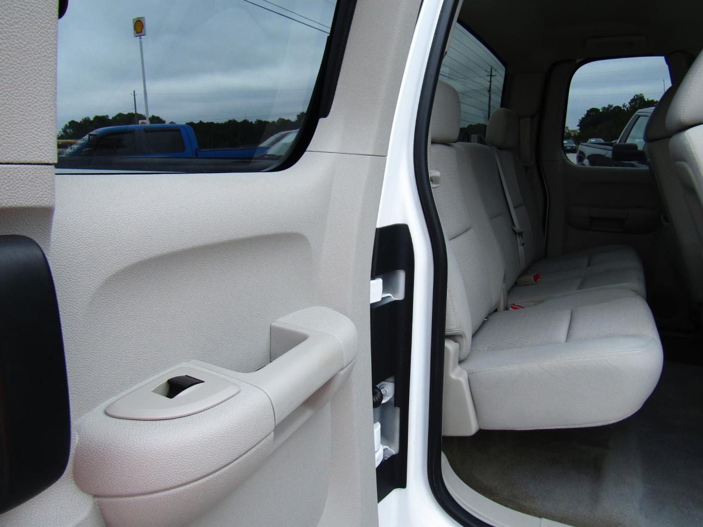 2011 WHITE /Tan GMC Sierra 1500 SLE Ext. Cab 2WD (1GTR1VE09BZ) with an 5.3L V8 OHV 16V FFV engine, Automatic transmission, located at 15016 S Hwy 231, Midland City, AL, 36350, (334) 983-3001, 31.306210, -85.495277 - Photo#8