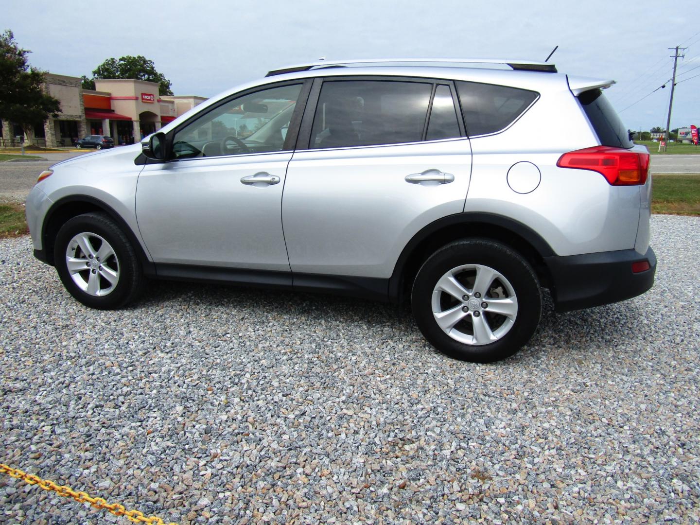 2013 Silver /Gray Toyota RAV4 XLE FWD (JTMWFREV8D5) with an 2.5L L4 DOHC 16V engine, Automatic transmission, located at 15016 S Hwy 231, Midland City, AL, 36350, (334) 983-3001, 31.306210, -85.495277 - Photo#5