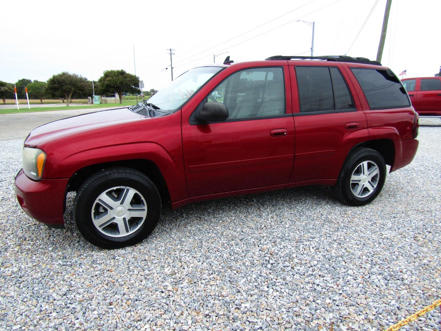 2006 Maroon Chevrolet TrailBlazer LS 2WD (1GNDS13S762) with an 4.2L L6 DOHC 24V engine, Automatic transmission, located at 15016 S Hwy 231, Midland City, AL, 36350, (334) 983-3001, 31.306210, -85.495277 - Photo#2