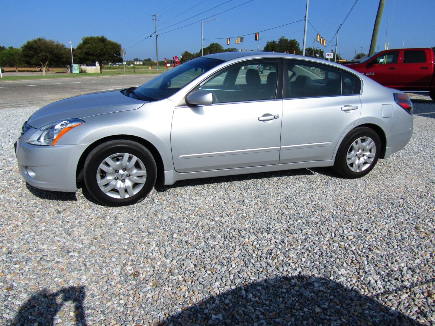 2010 Silver /Black Nissan Altima 2.5 (1N4AL2AP0AN) with an 2.5L L4 DOHC 16V engine, Automatic transmission, located at 15016 S Hwy 231, Midland City, AL, 36350, (334) 983-3001, 31.306210, -85.495277 - Photo#2