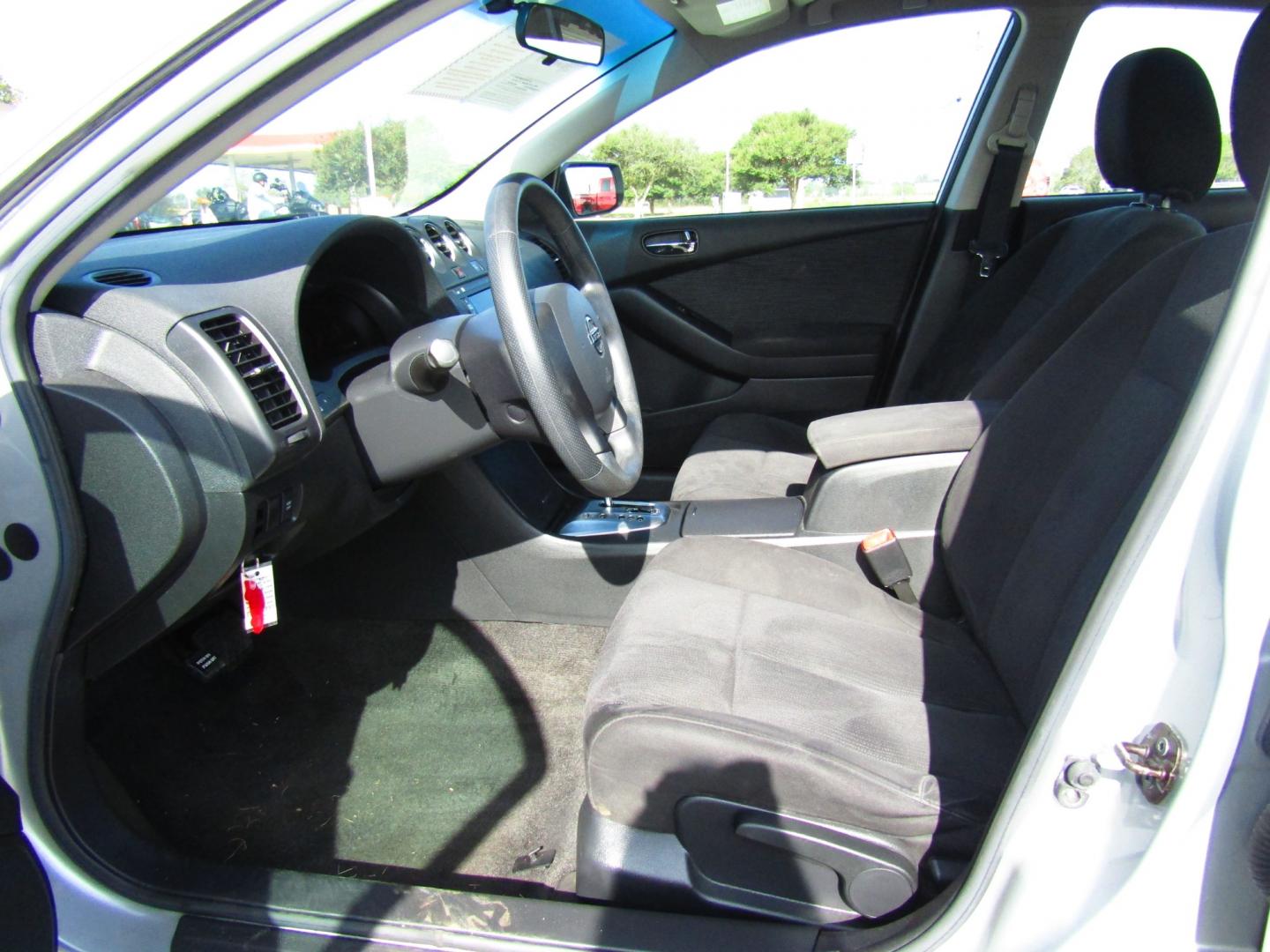 2010 Silver /Black Nissan Altima 2.5 (1N4AL2AP0AN) with an 2.5L L4 DOHC 16V engine, Automatic transmission, located at 15016 S Hwy 231, Midland City, AL, 36350, (334) 983-3001, 31.306210, -85.495277 - Photo#3