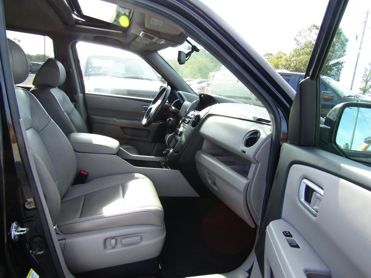 2013 Black /Gray Honda Pilot EX-L 2WD 5-Spd AT with Navigation (5FNYF3H73DB) with an 3.5L V6 SOHC 24V engine, Automatic transmission, located at 15016 S Hwy 231, Midland City, AL, 36350, (334) 983-3001, 31.306210, -85.495277 - Photo#10