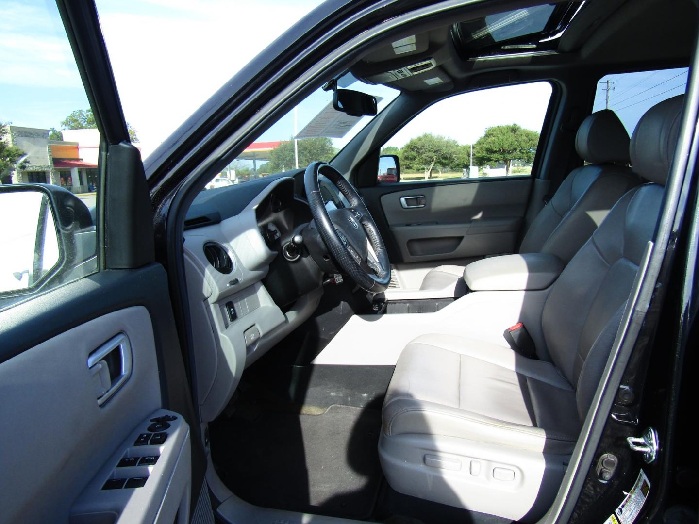 2013 Black /Gray Honda Pilot EX-L 2WD 5-Spd AT with Navigation (5FNYF3H73DB) with an 3.5L V6 SOHC 24V engine, Automatic transmission, located at 15016 S Hwy 231, Midland City, AL, 36350, (334) 983-3001, 31.306210, -85.495277 - Photo#3