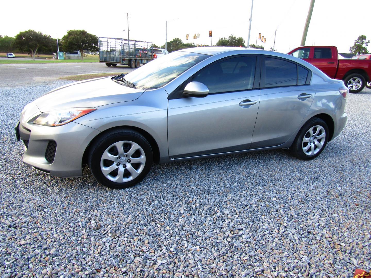 2013 Gray /Gray Mazda MAZDA3 i Sport 4-Door (JM1BL1U7XD1) with an 2.0L L4 DOHC 16V engine, Automatic transmission, located at 15016 S Hwy 231, Midland City, AL, 36350, (334) 983-3001, 31.306210, -85.495277 - Photo#2