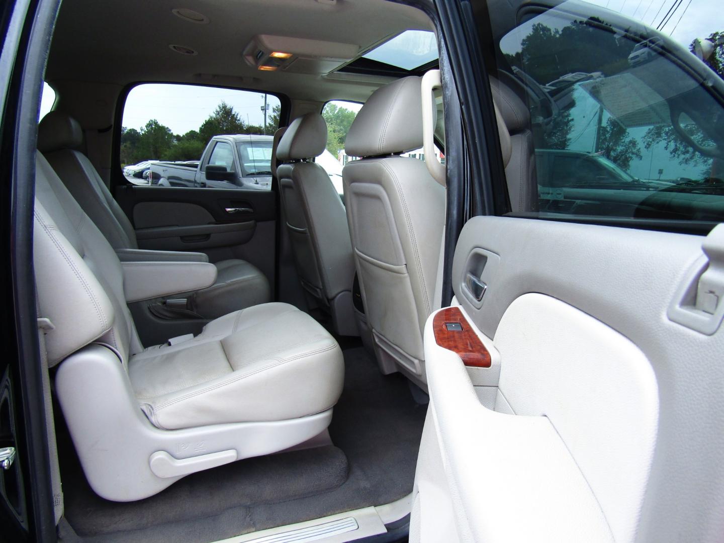 2009 Black /Gray Chevrolet Suburban LTZ 1500 2WD (1GNFC36009R) with an 5.3L V8 OHV 16V FFV engine, Automatic transmission, located at 15016 S Hwy 231, Midland City, AL, 36350, (334) 983-3001, 31.306210, -85.495277 - Photo#9