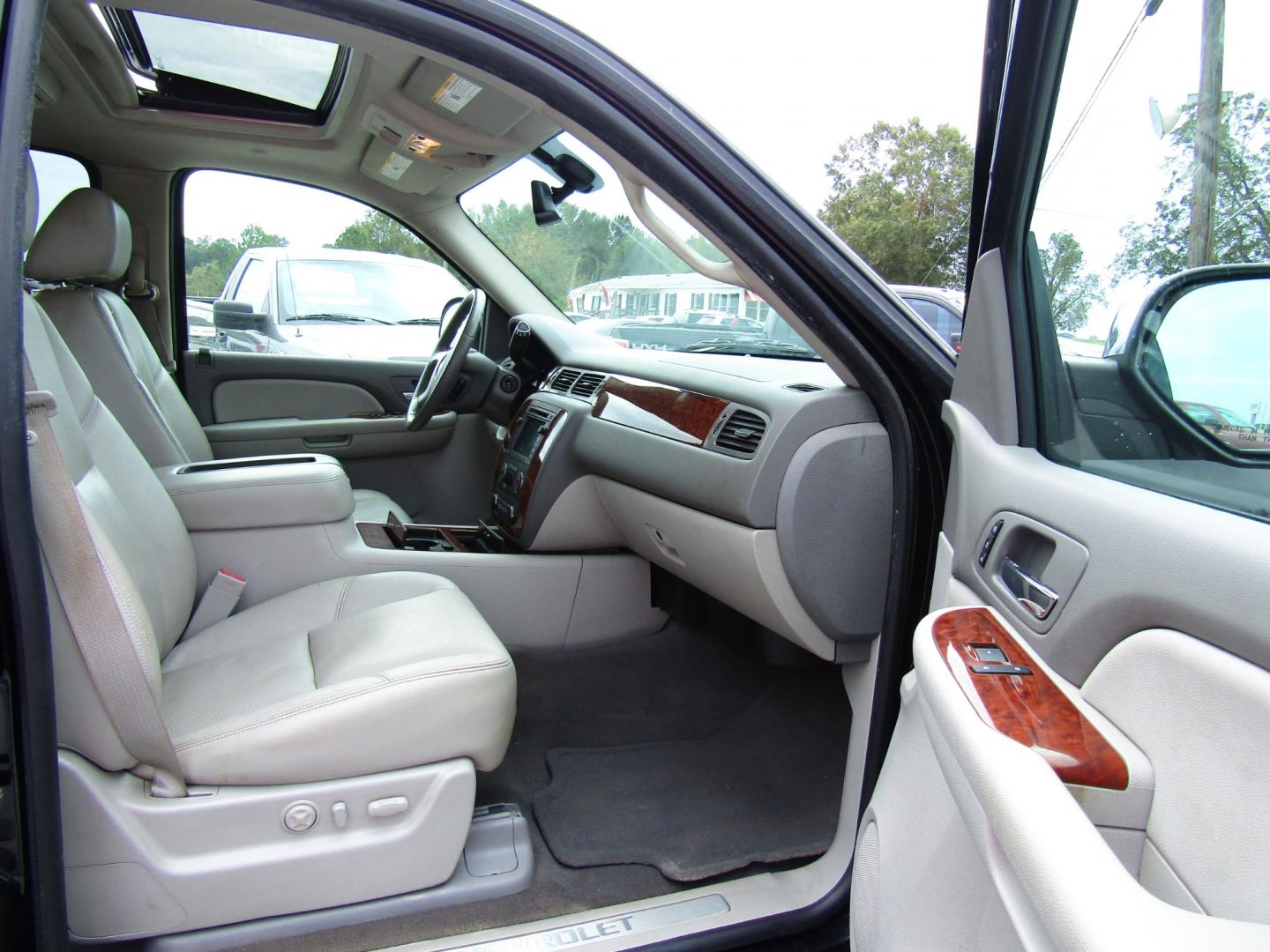 2009 Black /Gray Chevrolet Suburban LTZ 1500 2WD (1GNFC36009R) with an 5.3L V8 OHV 16V FFV engine, Automatic transmission, located at 15016 S Hwy 231, Midland City, AL, 36350, (334) 983-3001, 31.306210, -85.495277 - Photo#10