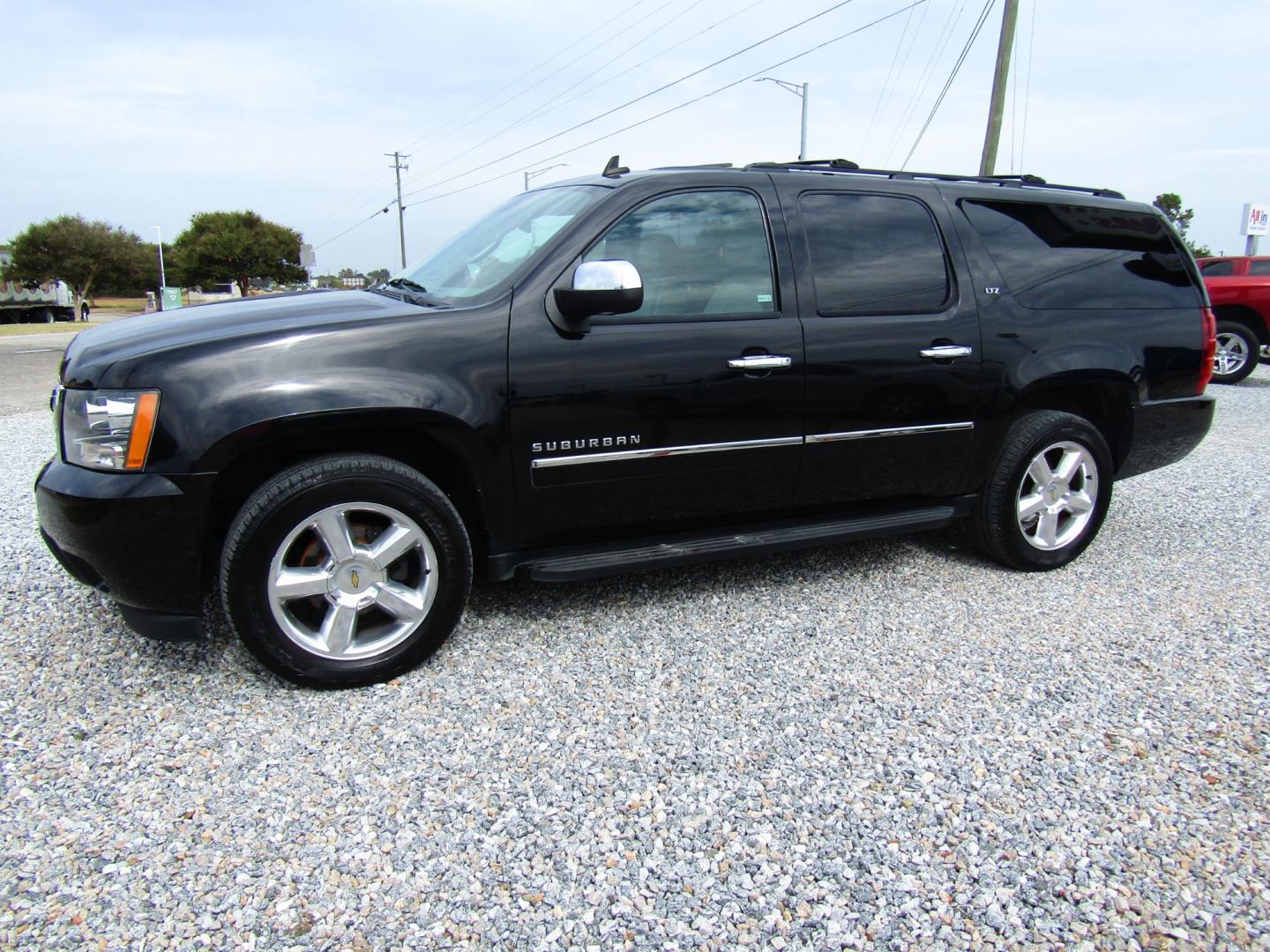 2009 Black /Gray Chevrolet Suburban LTZ 1500 2WD (1GNFC36009R) with an 5.3L V8 OHV 16V FFV engine, Automatic transmission, located at 15016 S Hwy 231, Midland City, AL, 36350, (334) 983-3001, 31.306210, -85.495277 - Photo#2