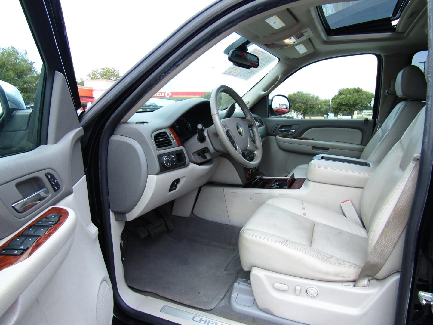 2009 Black /Gray Chevrolet Suburban LTZ 1500 2WD (1GNFC36009R) with an 5.3L V8 OHV 16V FFV engine, Automatic transmission, located at 15016 S Hwy 231, Midland City, AL, 36350, (334) 983-3001, 31.306210, -85.495277 - Photo#3