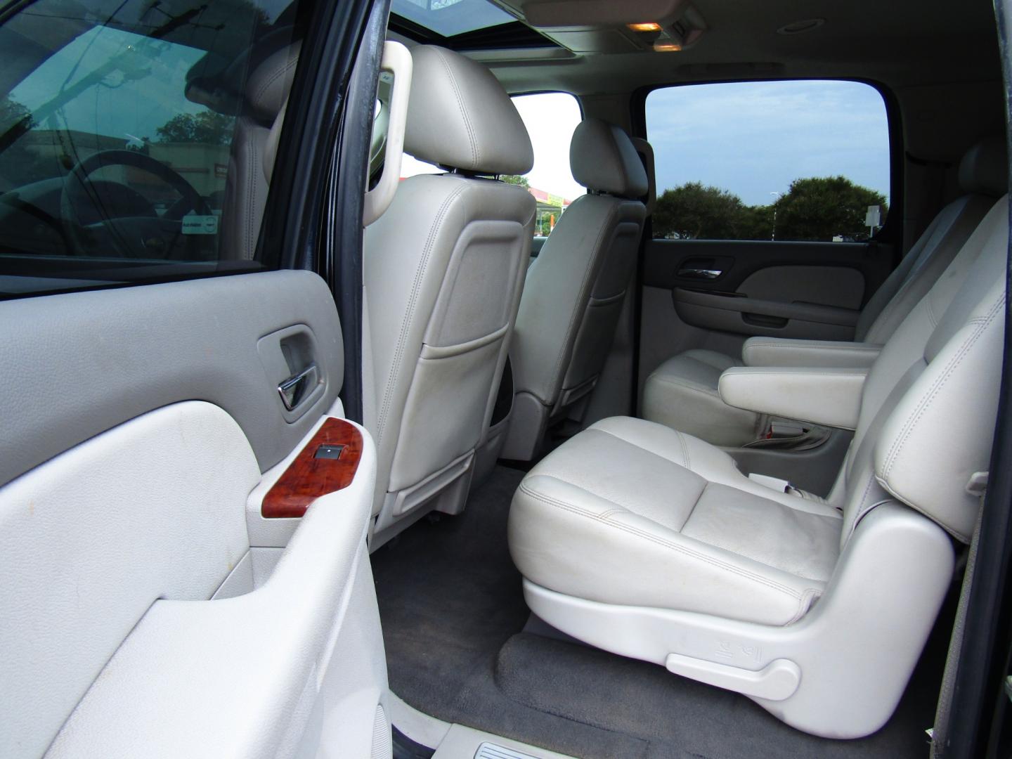 2009 Black /Gray Chevrolet Suburban LTZ 1500 2WD (1GNFC36009R) with an 5.3L V8 OHV 16V FFV engine, Automatic transmission, located at 15016 S Hwy 231, Midland City, AL, 36350, (334) 983-3001, 31.306210, -85.495277 - Photo#4