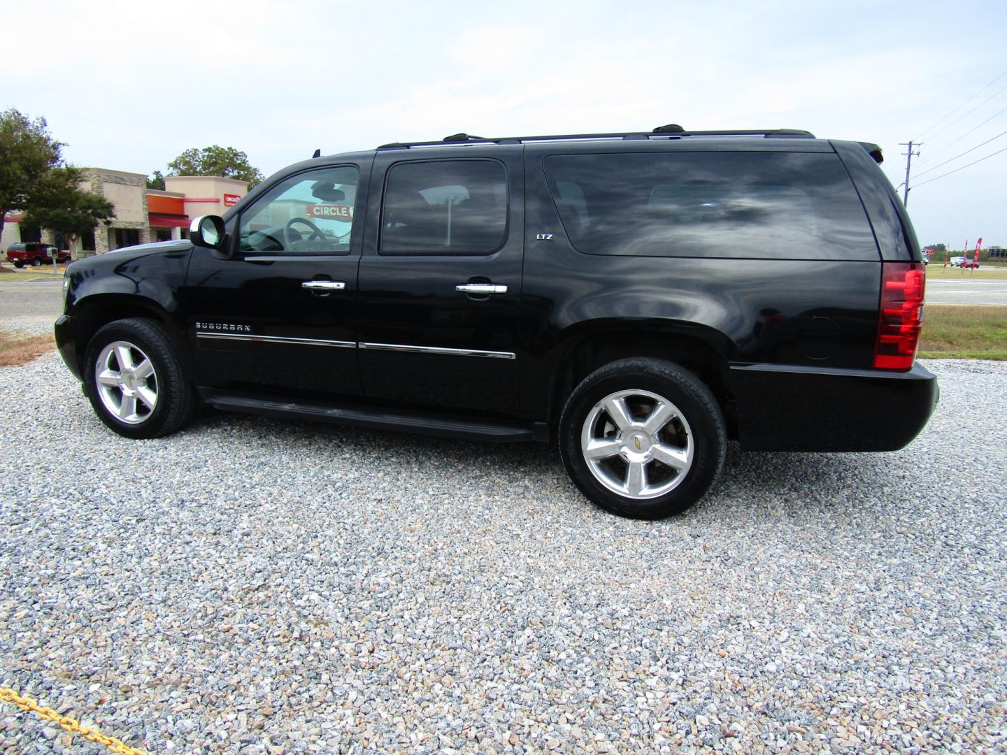 2009 Black /Gray Chevrolet Suburban LTZ 1500 2WD (1GNFC36009R) with an 5.3L V8 OHV 16V FFV engine, Automatic transmission, located at 15016 S Hwy 231, Midland City, AL, 36350, (334) 983-3001, 31.306210, -85.495277 - Photo#5