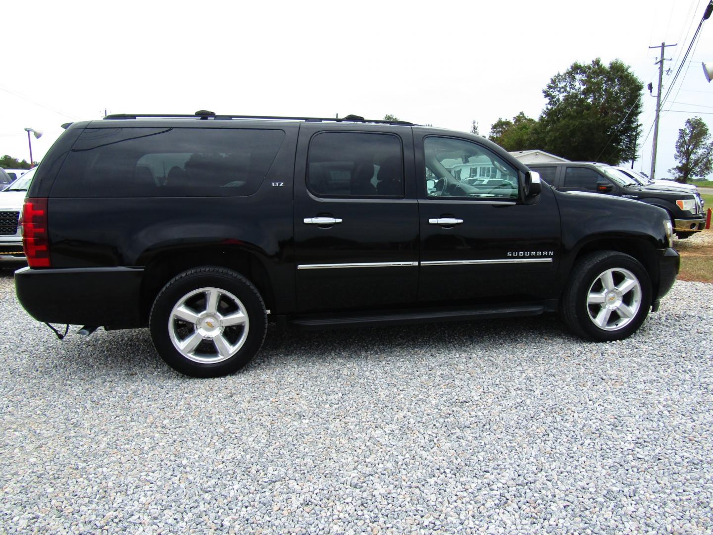 2009 Black /Gray Chevrolet Suburban LTZ 1500 2WD (1GNFC36009R) with an 5.3L V8 OHV 16V FFV engine, Automatic transmission, located at 15016 S Hwy 231, Midland City, AL, 36350, (334) 983-3001, 31.306210, -85.495277 - Photo#8