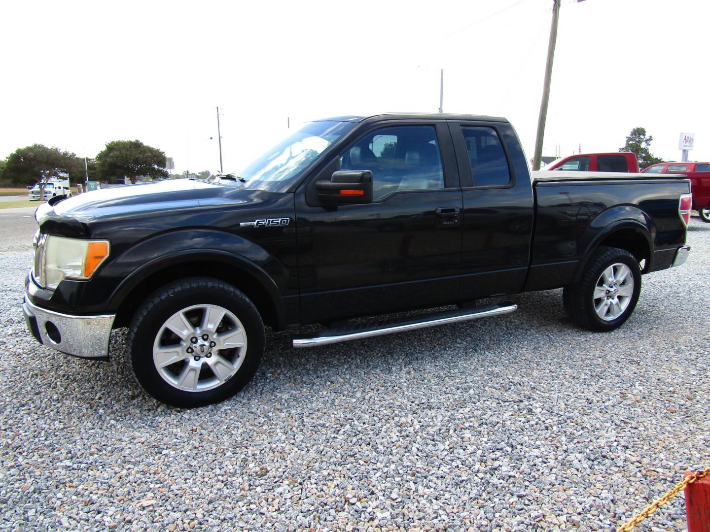 2010 Black /Gray Ford F-150 Lariat SuperCab 6.5-ft. Bed 2WD (1FTFX1CV1AF) with an 5.4L V8 SOHC 24V FFV engine, Automatic transmission, located at 15016 S Hwy 231, Midland City, AL, 36350, (334) 983-3001, 31.306210, -85.495277 - Photo#2